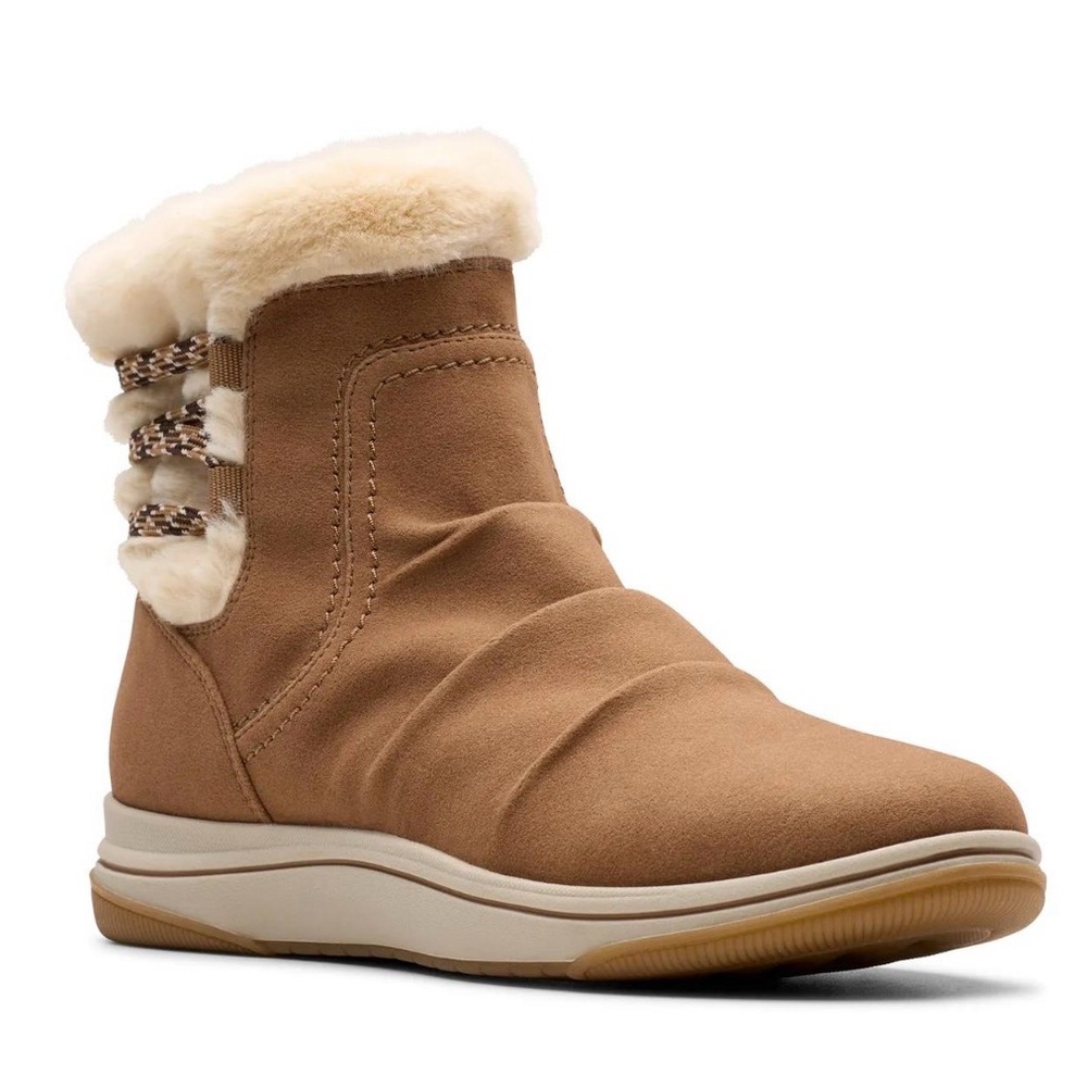 Clarks Tan Winter Boots with Cream Fur